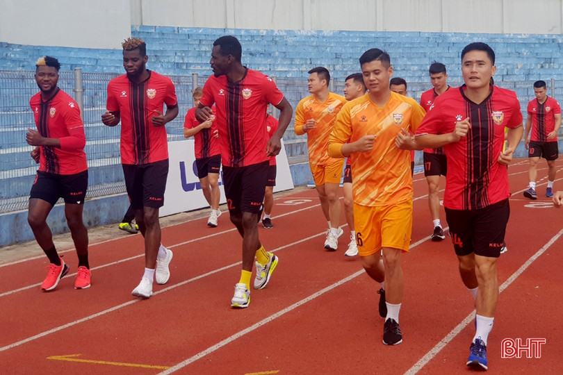 Hồng Lĩnh Hà Tĩnh giao hữu với Sông Lam Nghệ An trong lúc chờ V.League trở lại