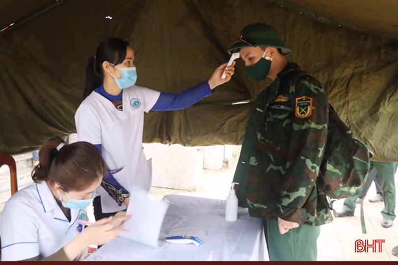 Tân binh Hà Tĩnh náo nức, tự hào lên đường tiếp bước cha anh