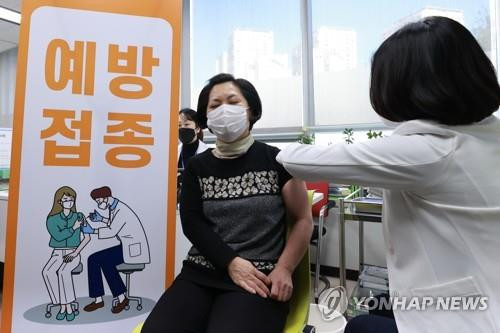 Người dân Hàn Quốc đi tiêm vaccine ngừa Covid-19
