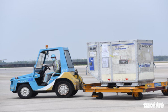 Lô vắc xin ngừa Covid-19 đầu tiên về Việt Nam đã đáp xuống sân bay