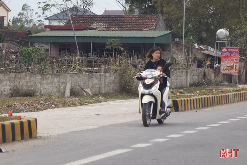 “Nam thanh, nữ tú” đầu trần chạy xe máy trên đường ven biển Hà Tĩnh