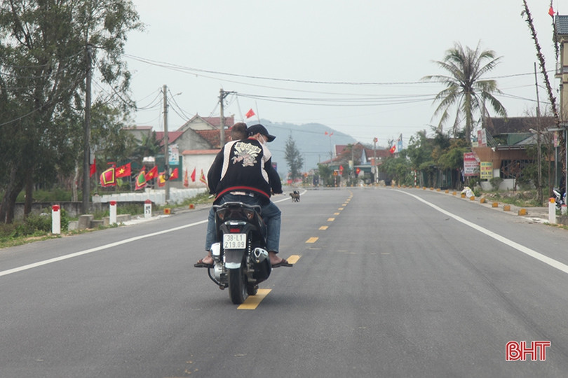 “Nam thanh, nữ tú” đầu trần chạy xe máy trên đường ven biển Hà Tĩnh ảnh 2 “Nam thanh, nữ tú” đầu trần chạy xe máy trên đường ven biển Hà Tĩnh