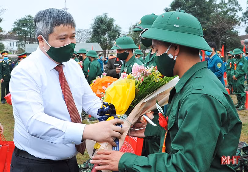 Chủ tịch UBND tỉnh Hà Tĩnh điện khen công tác giao quân năm 2021