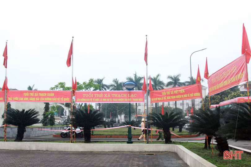 Tân binh Hà Tĩnh náo nức, tự hào lên đường tiếp bước cha anh