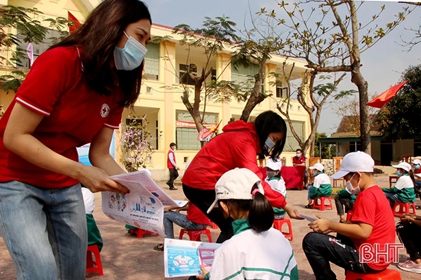 Bàn giao 6 bộ máy lọc nước cho các trường học ở Cẩm Xuyên