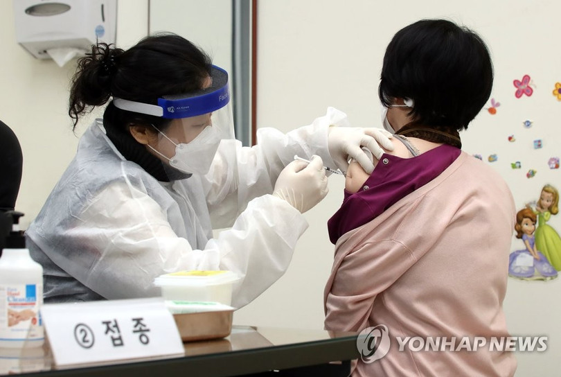 Người dân Hàn Quốc đi tiêm vaccine ngừa Covid-19
