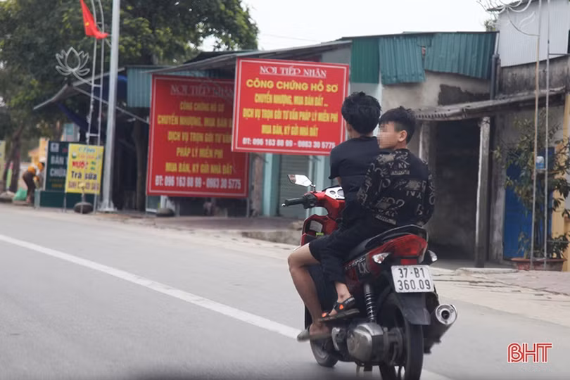 “Nam thanh, nữ tú” đầu trần chạy xe máy trên đường ven biển Hà Tĩnh