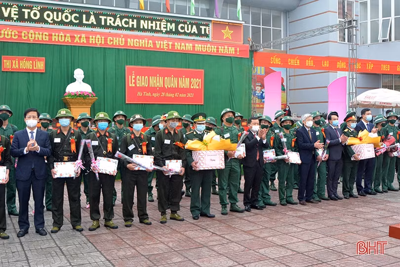 Lễ giao quân ở Hà Tĩnh hoàn thành nhanh gọn, chú trọng phòng dịch