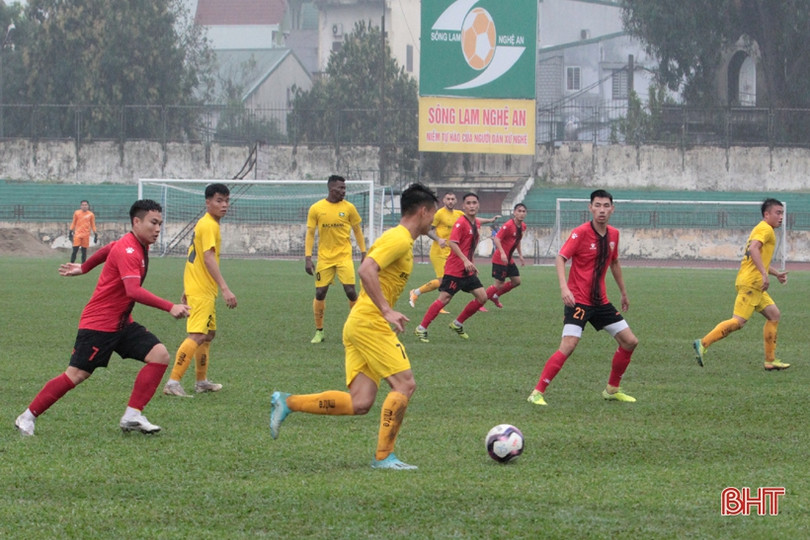 Hồng Lĩnh Hà Tĩnh hòa Sông Lam Nghệ An trong trận giao hữu trên sân Vinh