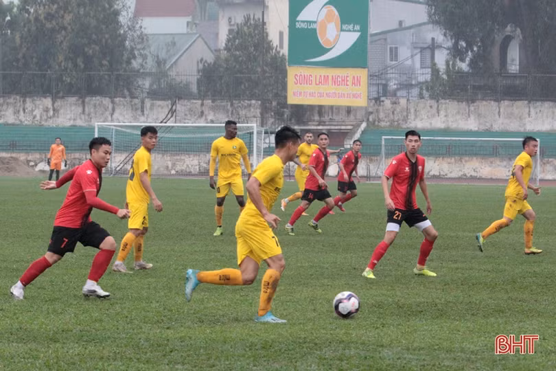 Hồng Lĩnh Hà Tĩnh hòa Sông Lam Nghệ An trong trận giao hữu trên sân Vinh 