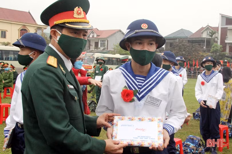 Lễ giao quân ở Hà Tĩnh hoàn thành nhanh gọn, chú trọng phòng dịch