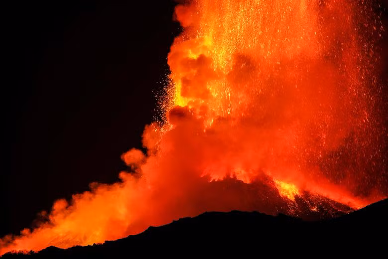 Núi lửa lớn nhất châu Âu phun dung nham đỏ rực