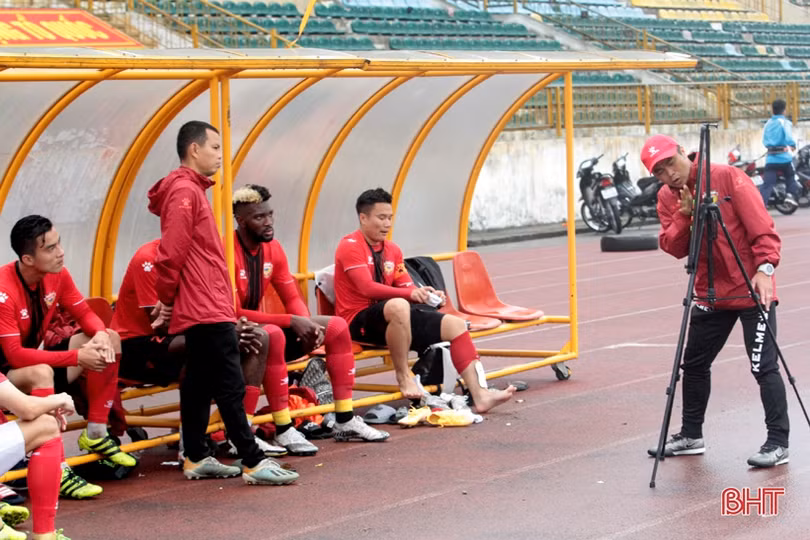 Hồng Lĩnh Hà Tĩnh hòa Sông Lam Nghệ An trong trận giao hữu trên sân Vinh 