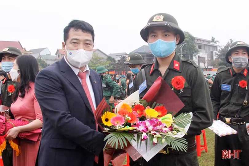 Lễ giao quân ở Hà Tĩnh hoàn thành nhanh gọn, chú trọng phòng dịch