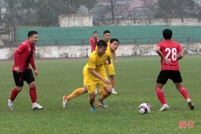 Hồng Lĩnh Hà Tĩnh hòa Sông Lam Nghệ An trong trận giao hữu trên sân Vinh