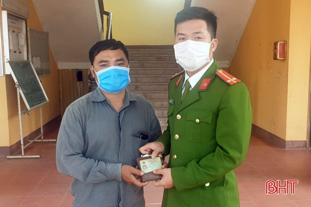 Nhặt được ví tiền, một nông dân ở Can Lộc tìm người trả lại
