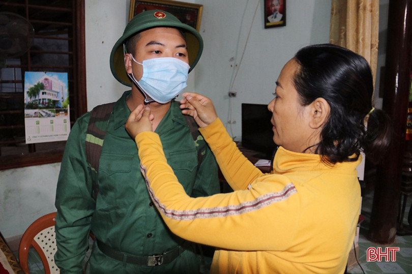Lễ giao nhận quân đặc biệt của tân binh Hà Tĩnh giữa mùa dịch ảnh 3 Lễ giao nhận quân đặc biệt của tân binh Hà Tĩnh giữa mùa dịch