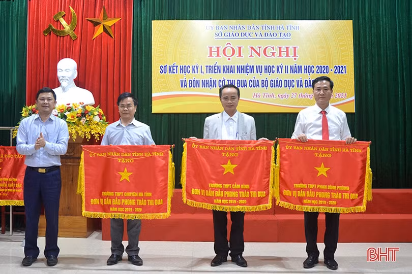 Sở GD&ĐT Hà Tĩnh đón nhận cờ dẫn đầu phong trào thi đua “Đổi mới, sáng tạo trong dạy và học”
