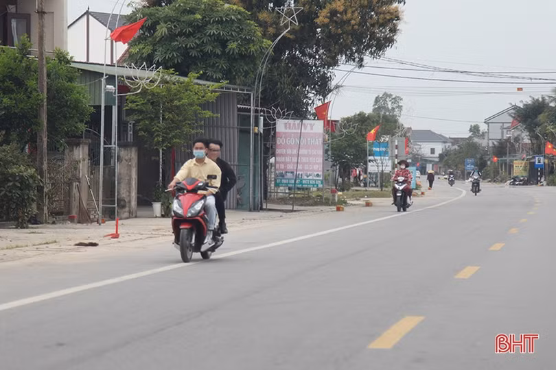 “Nam thanh, nữ tú” đầu trần chạy xe máy trên đường ven biển Hà Tĩnh