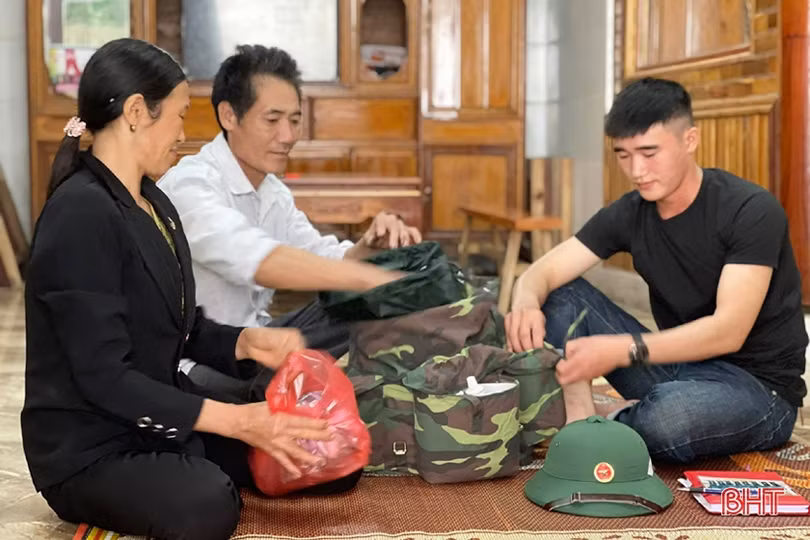 Những tân binh Hà Tĩnh “gác bút nghiên” lên đường tòng quân