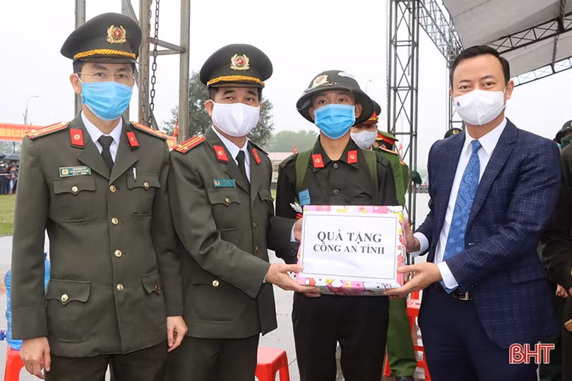 Lễ giao quân ở Hà Tĩnh hoàn thành nhanh gọn, chú trọng phòng dịch