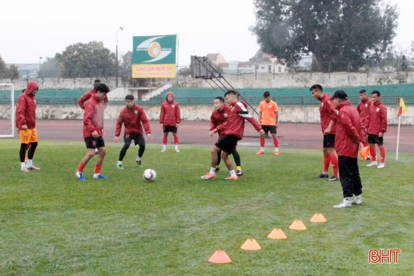Hồng Lĩnh Hà Tĩnh hòa Sông Lam Nghệ An trong trận giao hữu trên sân Vinh 