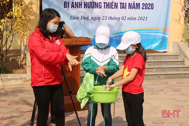 Bàn giao 6 bộ máy lọc nước cho các trường học ở Cẩm Xuyên