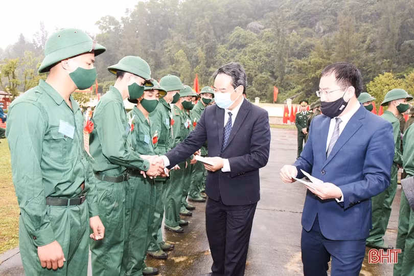 Lễ giao quân ở Hà Tĩnh hoàn thành nhanh gọn, chú trọng phòng dịch