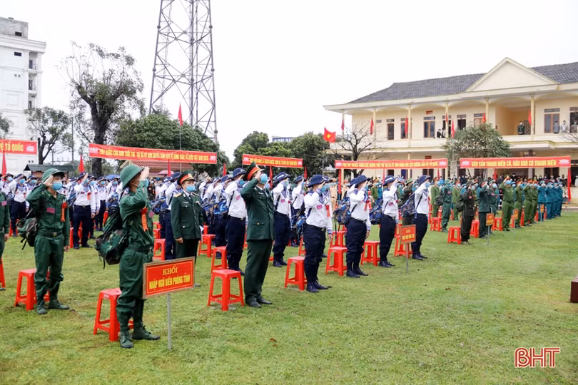 Tân binh Hà Tĩnh náo nức, tự hào lên đường tiếp bước cha anh