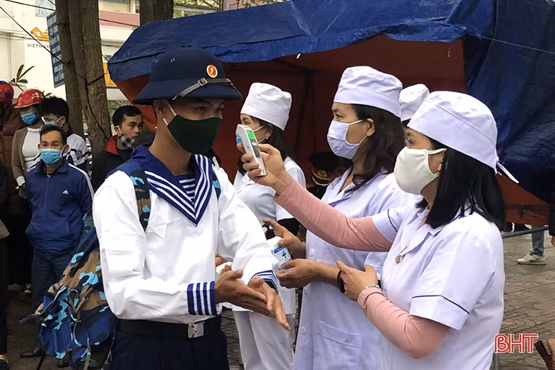 Lễ giao nhận quân đặc biệt của tân binh Hà Tĩnh giữa mùa dịch