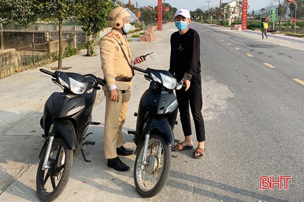 Xử phạt hơn 50 trường hợp vi phạm giao thông trên đường ven biển Hà Tĩnh