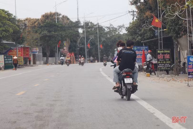 “Nam thanh, nữ tú” đầu trần chạy xe máy trên đường ven biển Hà Tĩnh
