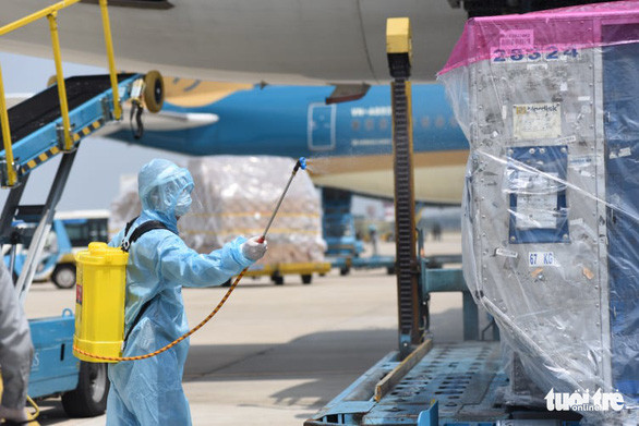 Lô vắc xin ngừa Covid-19 đầu tiên về Việt Nam đã đáp xuống sân bay