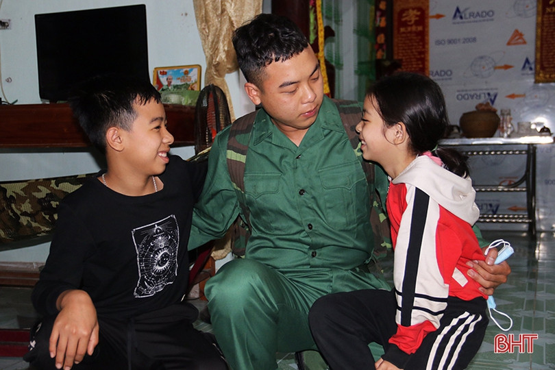 Sáng nay, hơn 1.400 tân binh Hà Tĩnh lên đường nhập ngũ