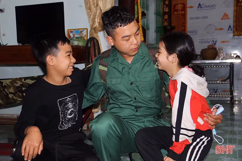 Sáng nay, hơn 1.400 tân binh Hà Tĩnh lên đường nhập ngũ