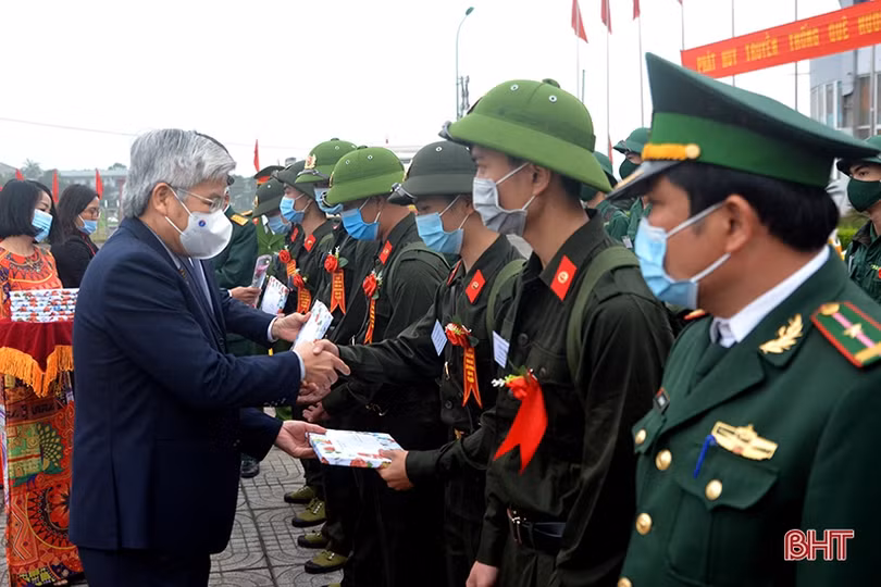 Lễ giao quân ở Hà Tĩnh hoàn thành nhanh gọn, chú trọng phòng dịch