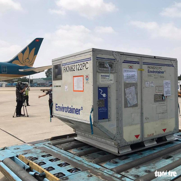 Lô vắc xin ngừa Covid-19 đầu tiên về Việt Nam đã đáp xuống sân bay