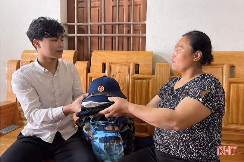 Những tân binh Hà Tĩnh “gác bút nghiên” lên đường tòng quân