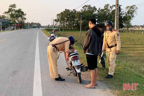 Xử phạt hơn 50 trường hợp vi phạm giao thông trên đường ven biển Hà Tĩnh