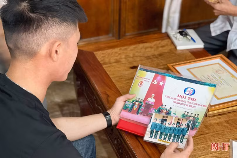 Những tân binh Hà Tĩnh “gác bút nghiên” lên đường tòng quân