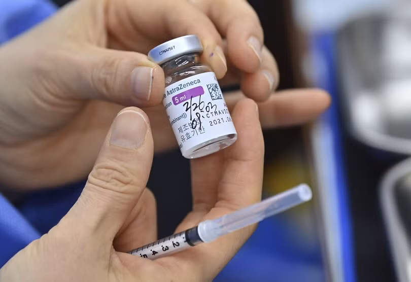 Người dân Hàn Quốc đi tiêm vaccine ngừa Covid-19