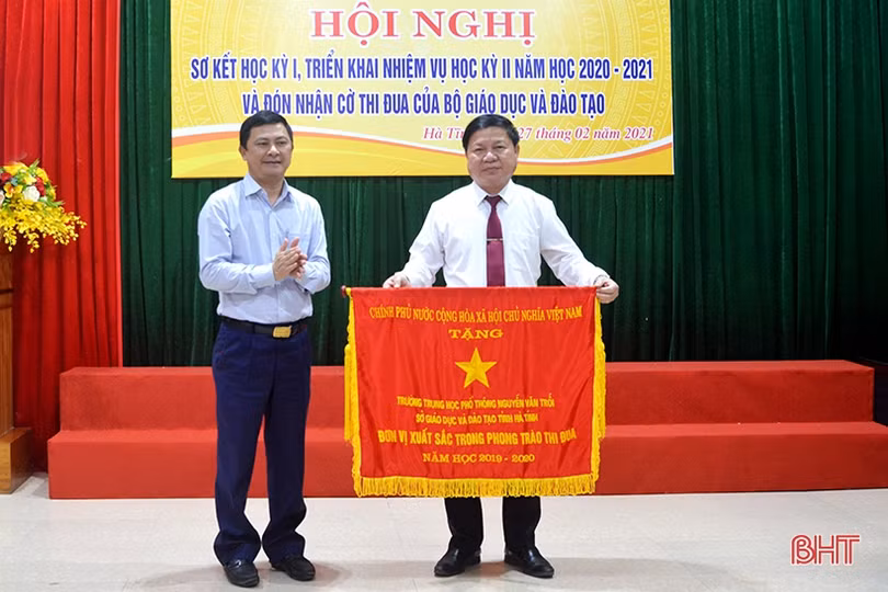Sở GD&ĐT Hà Tĩnh đón nhận cờ dẫn đầu phong trào thi đua “Đổi mới, sáng tạo trong dạy và học”