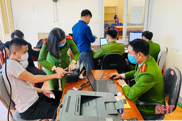 Ngày nghỉ, Công an Cẩm Xuyên vẫn làm thủ tục cấp thẻ căn cước công dân