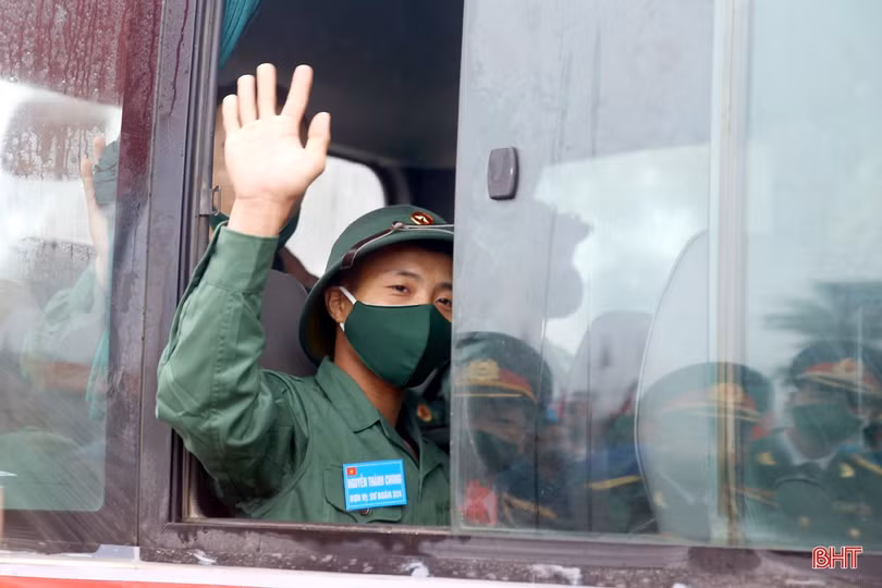 Tân binh Hà Tĩnh náo nức, tự hào lên đường tiếp bước cha anh