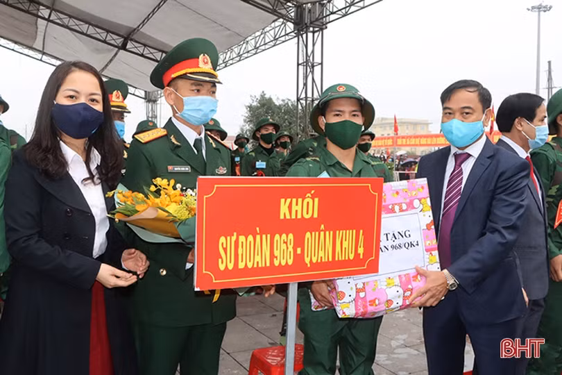 Lễ giao quân ở Hà Tĩnh hoàn thành nhanh gọn, chú trọng phòng dịch