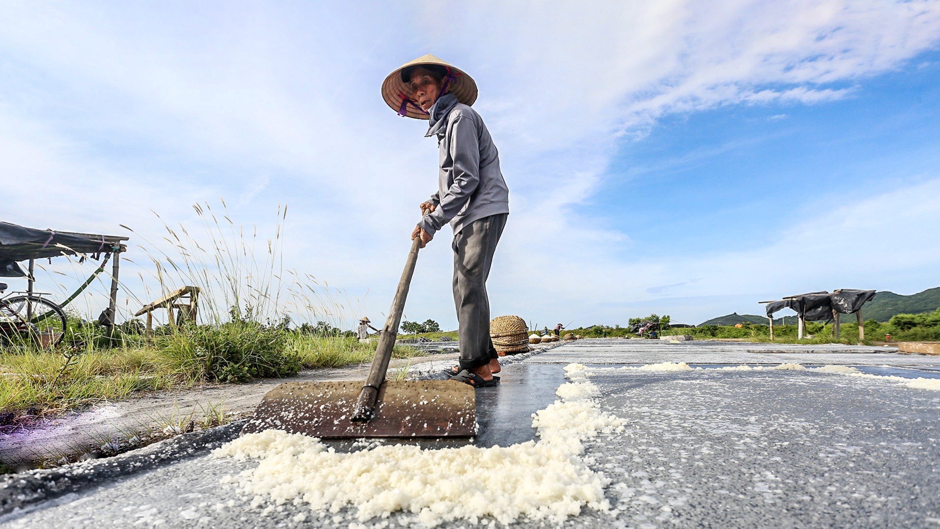 Lão nông 40 năm "cày ải" trên đồng muối