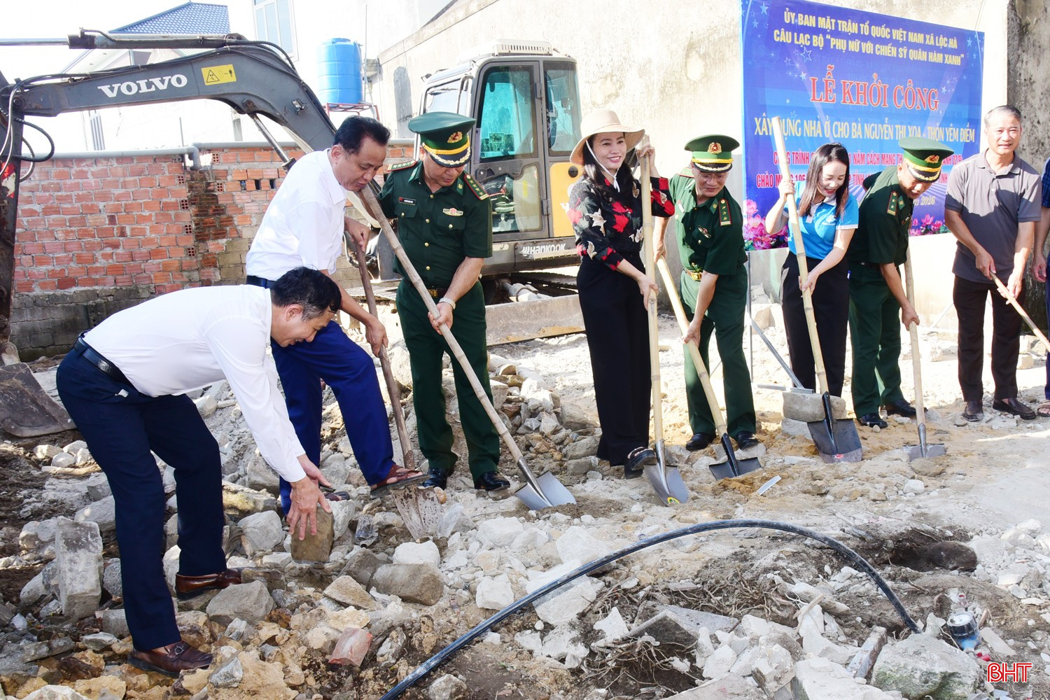 Đại biểu động thổ làm nhà ở cho bà Nguyễn Thị Xoa.
