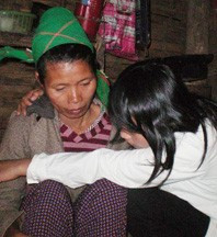 Em Vi Thị Huyền đã quay lại học nhưng luôn sợ hãi khép nép mỗi khi có khách đến nhà