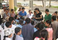 Điều dưỡng Nguyễn Mỹ Anh đang phát tiền cho bệnh nhân nghèo phẫu thuật ĐTTT tại Trung tâm Mắt tỉnh