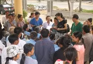 Điều dưỡng Nguyễn Mỹ Anh đang phát tiền cho bệnh nhân nghèo phẫu thuật ĐTTT tại Trung tâm Mắt tỉnh